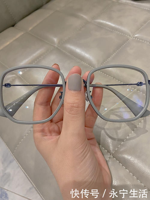 耳机|18岁女孩的包包里到底藏着什么?揭秘啦!