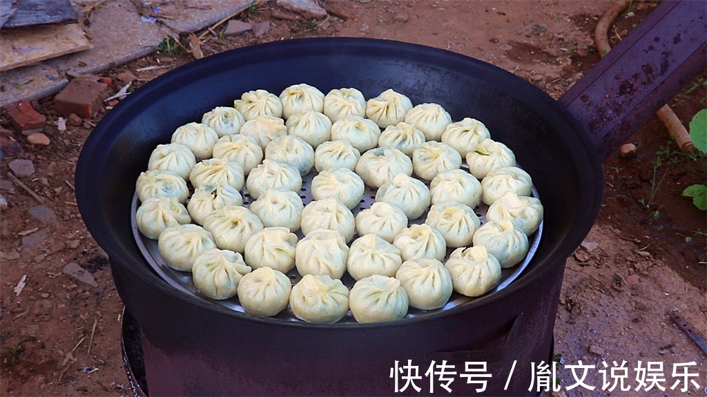 东北人最爱吃蒸野菜包子，放点猪油渣，出锅满院子飘香，吃的过瘾