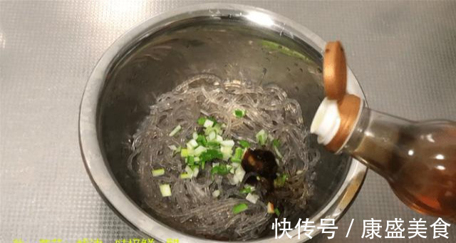 天冷了，红薯粉条这样吃太过瘾了，简单有营养，再也不想炖白菜了