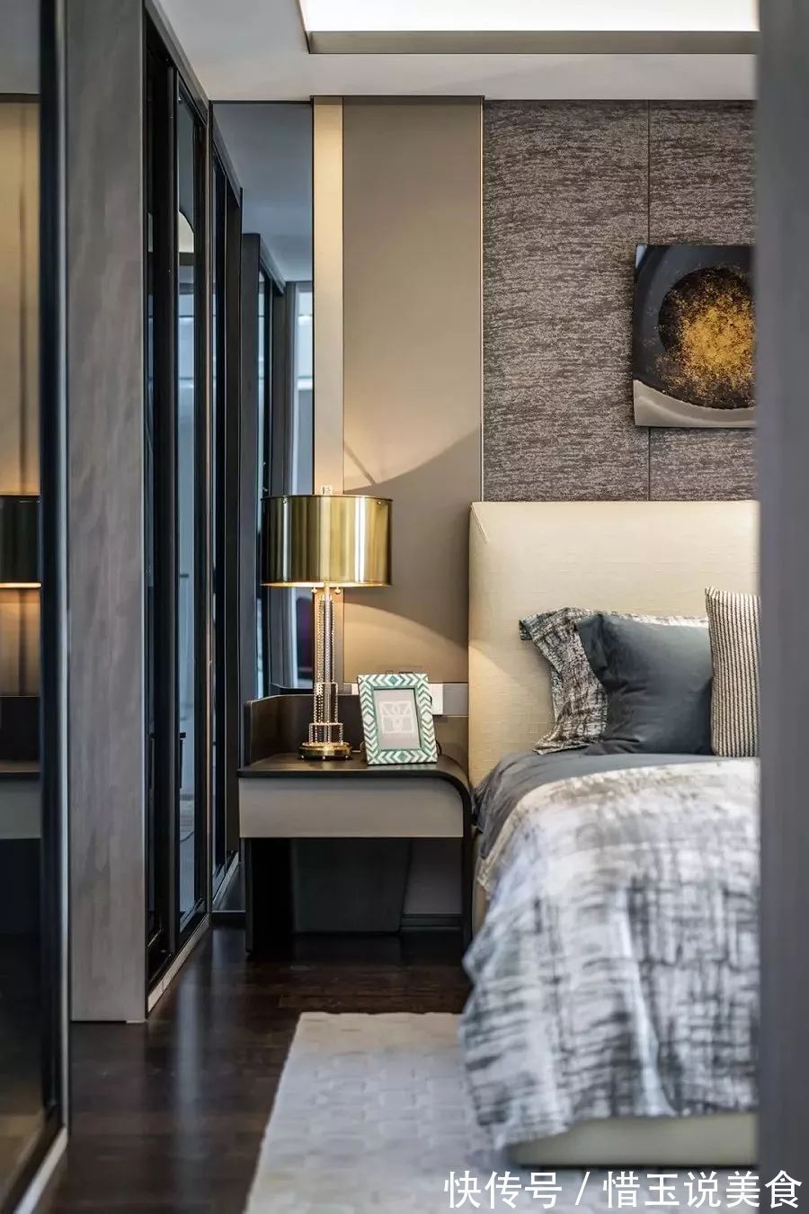 卧室内|还在买衣柜现在流行“挖墙”装衣橱!