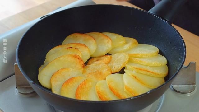 鸡蛋|土豆里打1个鸡蛋，居然这么好吃，我家一周吃5次都不腻，太香了