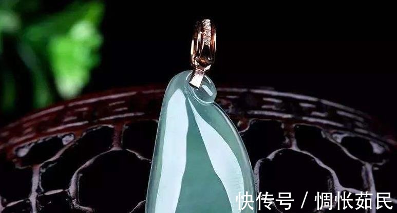 中国传统文化|翡翠福瓜的寓意很多,是一种百搭的饰品,男女老少都能佩戴