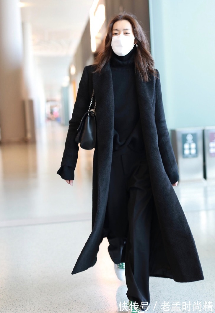 高级感|刘雯蓝色西装搭配长款毛呢外套,温柔又有气质