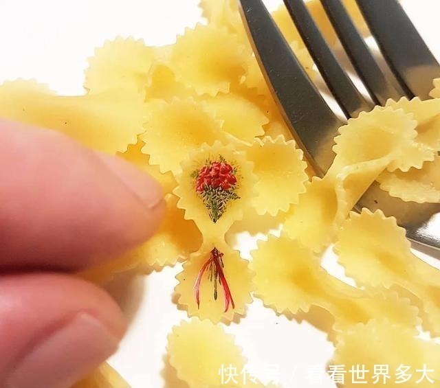 砂糖粒@惊爆眼球!60岁帅大爷在头发丝上画画,米粒、瓜子都给他当画布!