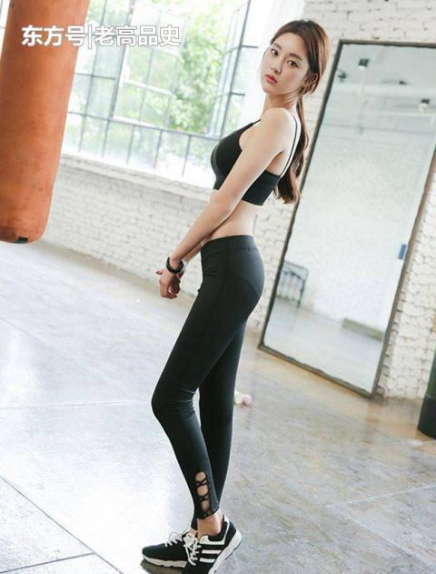 美女|紧身打底裤个性前卫的美女,秀出傲人曲线,焕发时尚气息