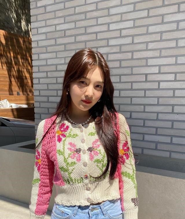 理得很完美|26岁朴秀荣穿搭很精致, 穿针织开衫配蓝色牛仔裤, 轻松穿出高级感