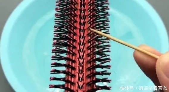 牙刷|在梳子上涂抹牙膏，用途真厉害，我也是刚知道，解决一烦恼