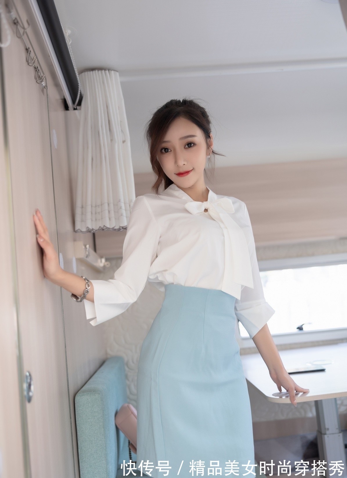 知性 知性又优雅的白色衬衫,下搭一条浅蓝色的高腰包臀裙,性感又迷人