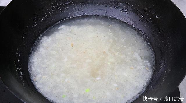 瘦肉新吃法,用擀面杖锤一下,鲜嫩爽滑不油腻,10块钱一大碗