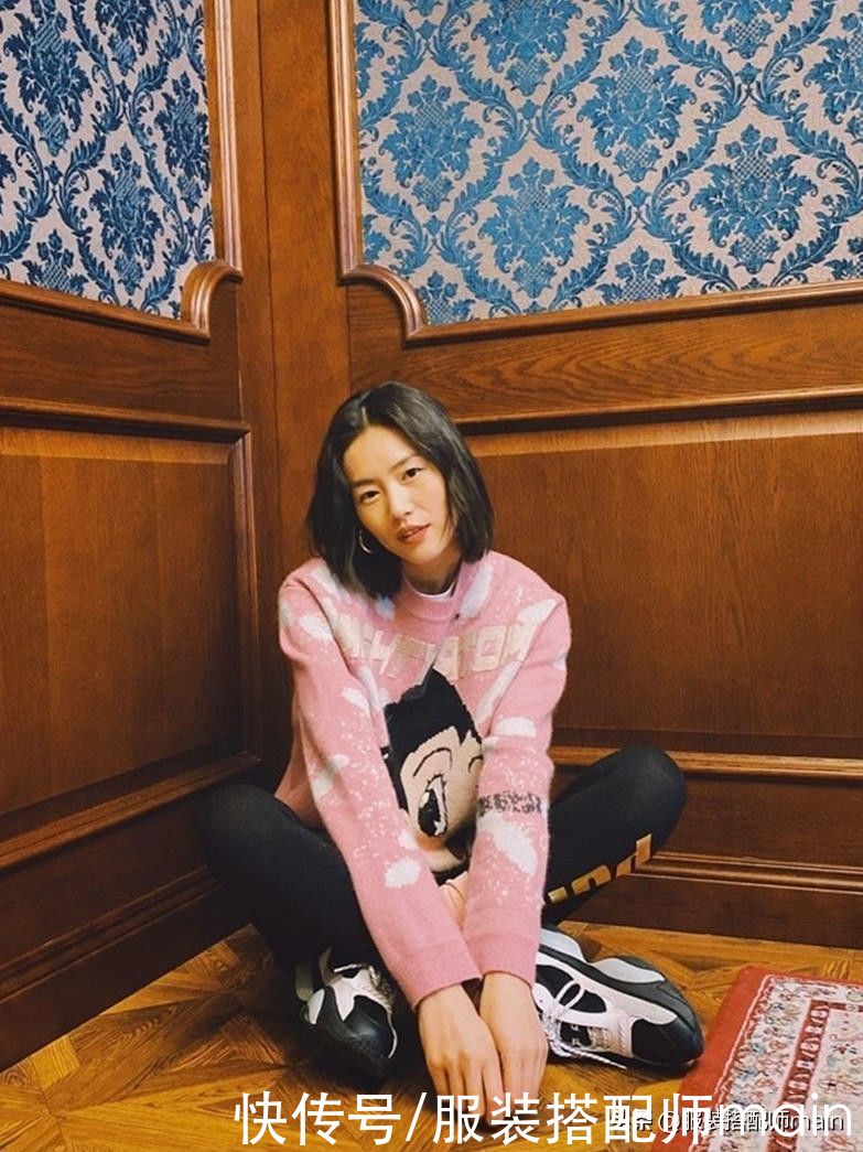 买了卡通毛衣却不会穿？这6种搭法请收好，上班日常都适合