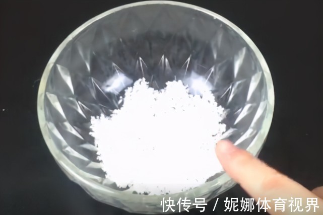 把白醋倒进白糖里，作用真是太厉害了，解决很多男人女人的大烦恼
