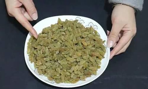葡萄干直接吃,等于吃灰尘和虫卵,一招教你清干净
