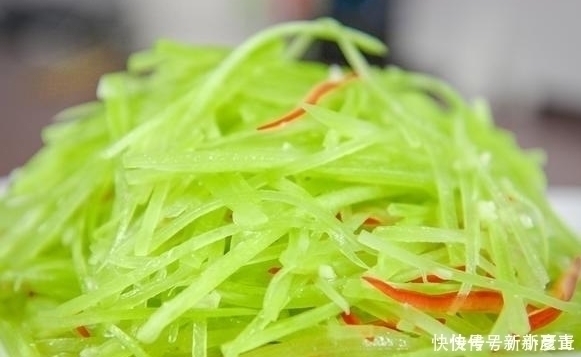 辣椒油|凉拌莴笋丝要不要焯水,大厨无意说漏嘴,30年的莴笋真的是白吃了