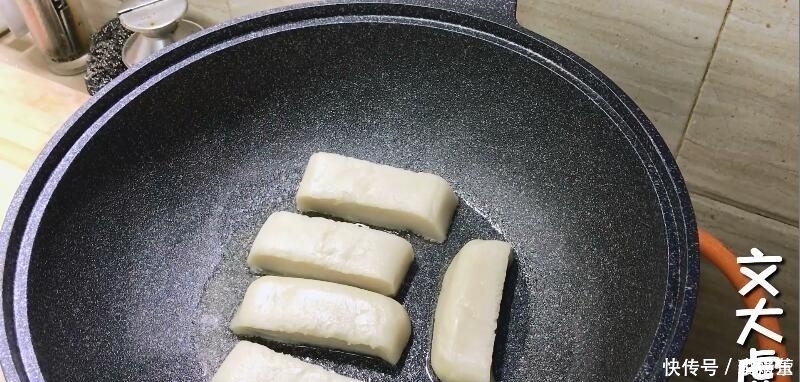 糯米粉开水烫一烫,比年糕简单,比糍粑好吃,一学就会