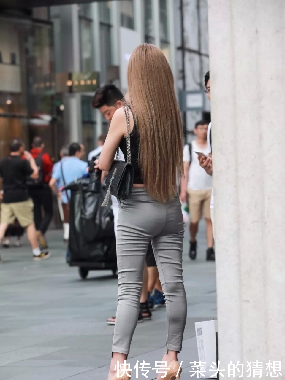 街拍:丰满不等于胖!黑色短背心搭配紧身裤穿出线条美