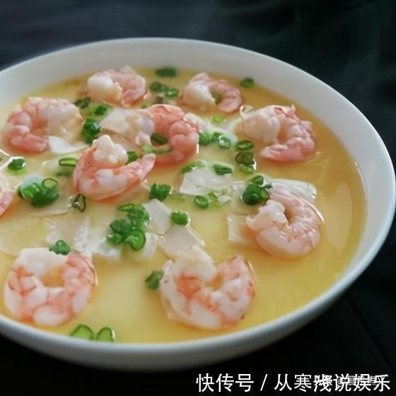 家常鸡蛋羹加上豆腐和虾仁，吸一口又滑又鲜又嫩，大人小孩都爱吃