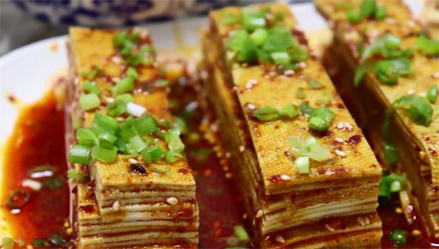 豆腐皮这个做法真的太香了，刚上桌就被抢着吃，吃着真过瘾