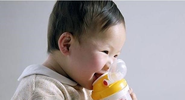 睡眠质量|给娃喂水有学问，孩子在这4个时间段喝水最佳，不要等到渴而掘井