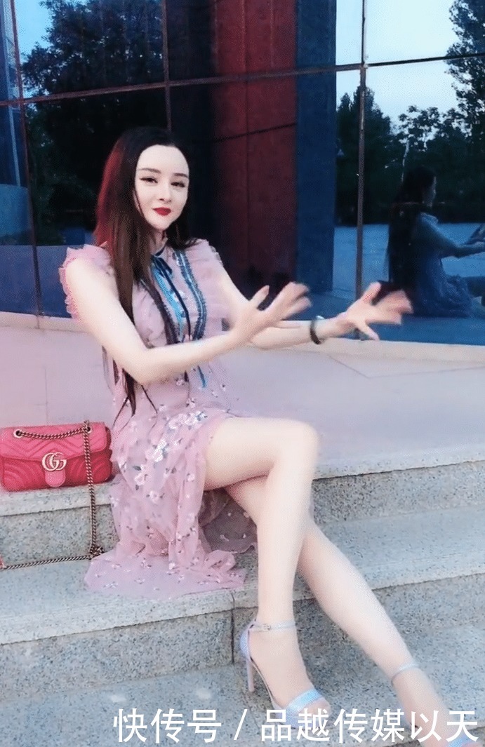 大自然|这美女不大自然,有点放不开