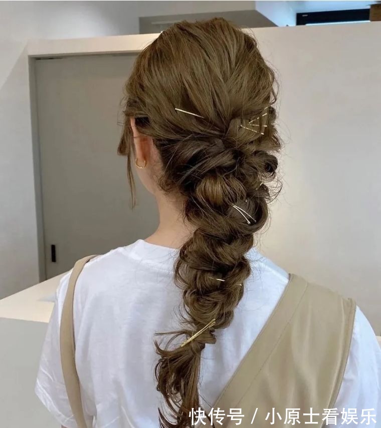 街拍|今秋热门编发造型,给时尚穿搭注入阳光感