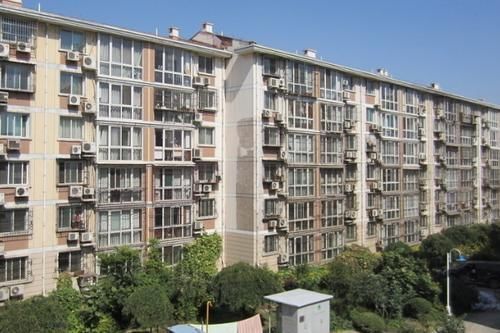 开发商|房子够30亿人住,老百姓却买不起老干部给出“解决方法”