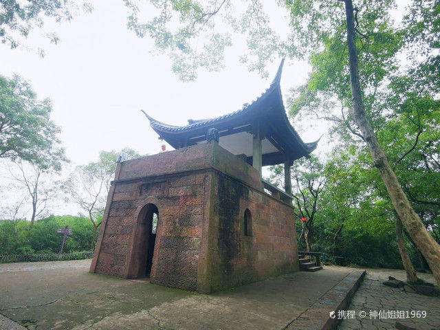 西湖|今天闲来无事，想着去爬爬宝石山，宝石山不高，却是揽赏西湖全景和日出的好地方