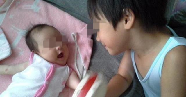 二胎|妈妈去买菜,5岁哥哥主动要照顾妹妹,回家后却发现哥哥嚎啕大哭