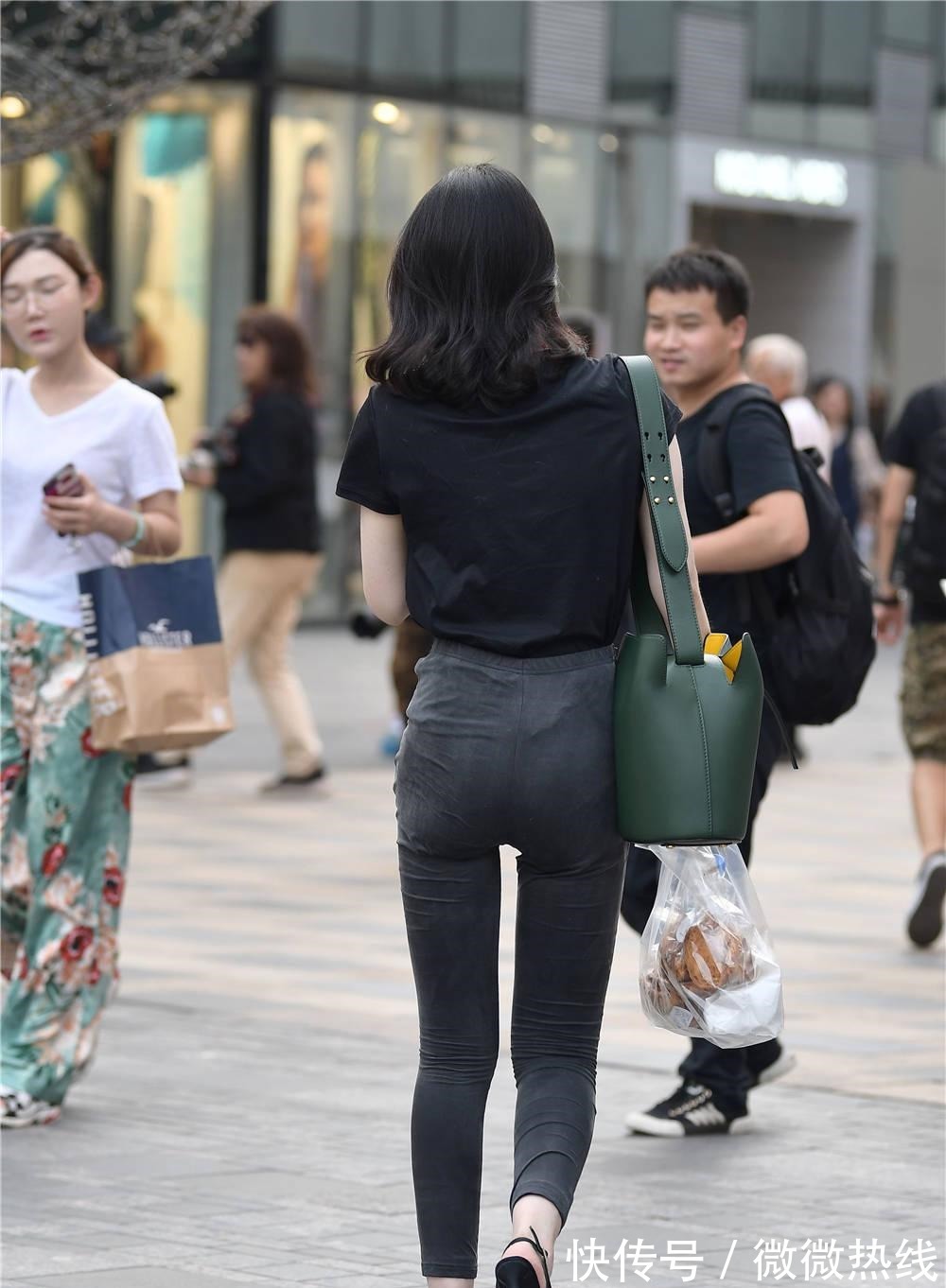 尖头 深灰色紧身裤,搭配黑色半袖,脚下的细跟凉鞋,换成单鞋更好!