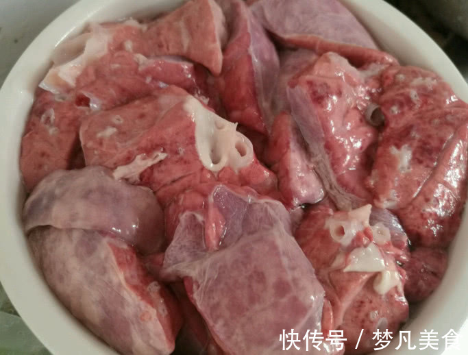 商贩|猪身上最美味的肉,城里人嫌脏不敢买,商贩:留着自己吃不卖!