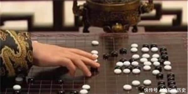 大臣|徐达与朱元璋下棋，朱输了大怒，大臣忙说看棋盘朱：重赏！