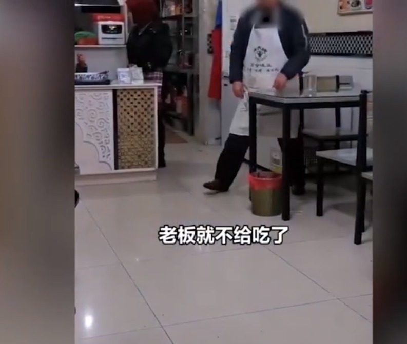 安徽一男子拉面馆吃饭，因加了2勺辣椒酱遭老板驱赶：这碗饭才8块