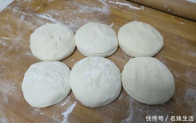 奶奶用了一辈子的烙饼做法,外焦里软,凉了不硬,比饭店卖的好吃