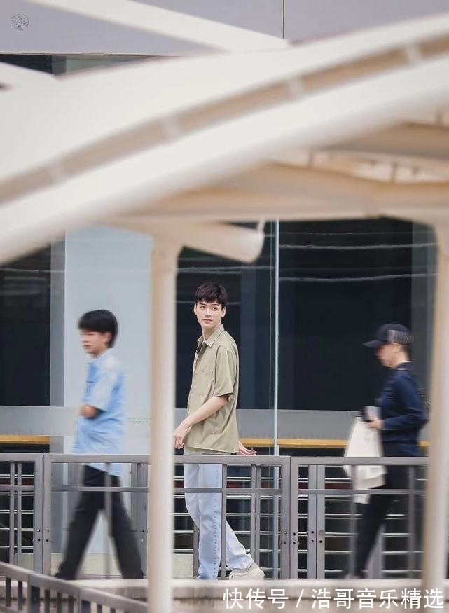 周也|中餐廳最新路透，姚安娜多看龔俊一眼都被罵，節(jié)目未播就遭受網(wǎng)暴