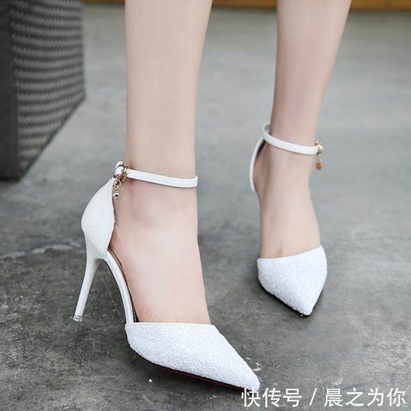 一字扣 尖头细高跟鞋,拉长腿部线条,衬托女性迷人的身姿