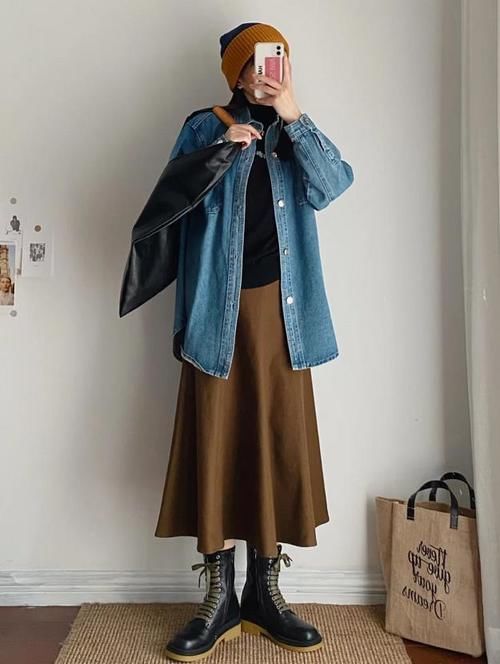 最近有种“内搭”很火，叫“黑色打底衫＋半裙”，配什么外套都美