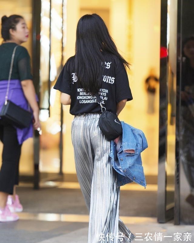 瑜伽裤 穿“涤纶”瑜伽裤的美女,换上了富有设计感的裙型,充满活力!