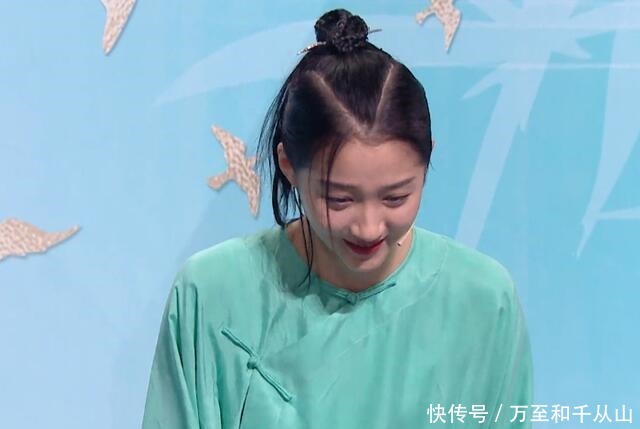 关晓彤险摔倒,宋亚轩情急之下扶住她手,两人看着右下角一脸心虚