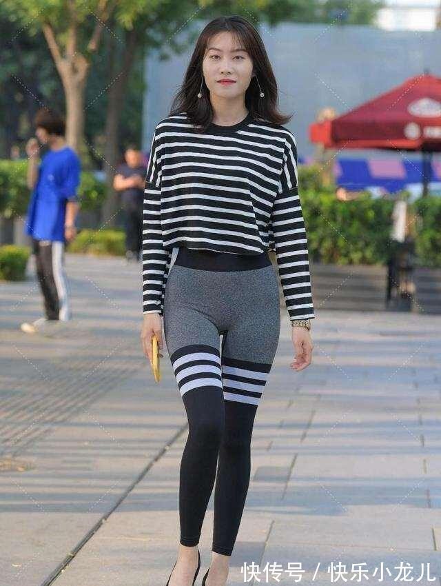 碎花 打底裤的穿着时尚大方,随便搭配出显瘦身材,甜美气息尽显