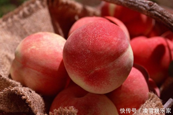 买桃子别只看颜色,老果农教你4个窍门,保证个个香甜又多汁!