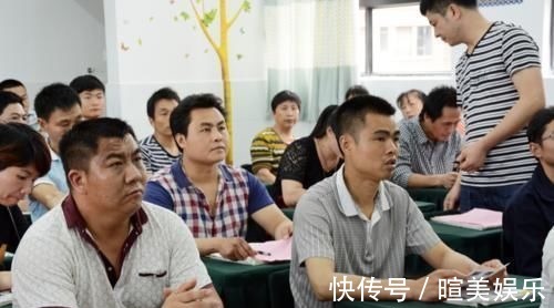 学生|90后辣妈穿着“抢眼”开家长会,成全班焦点,考虑过孩子感受吗