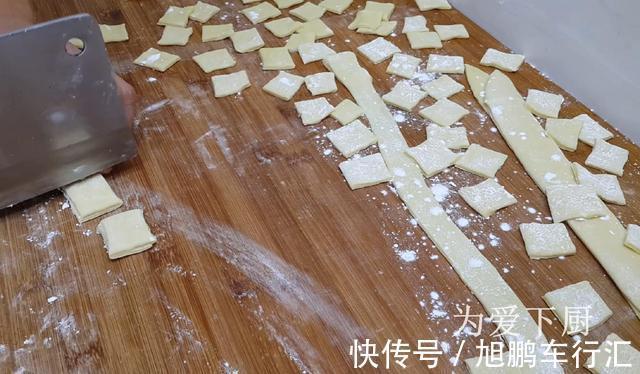 保鲜膜|面粉别炸油条了，锅里炒一炒，个个焦脆又香甜，一口一个真过瘾