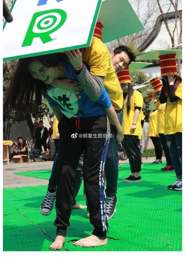 宋佳 跑男综艺现场(大图)脱袜赤足满场跑