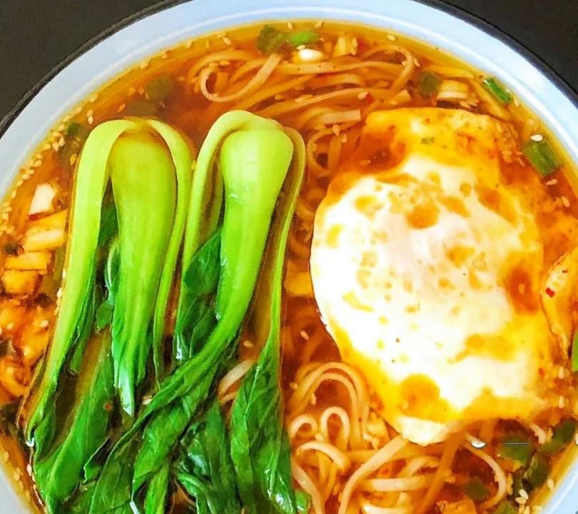米醋|天热最适合吃这道酸汤面，10分钟就上桌，吃饱了还想再吃一碗