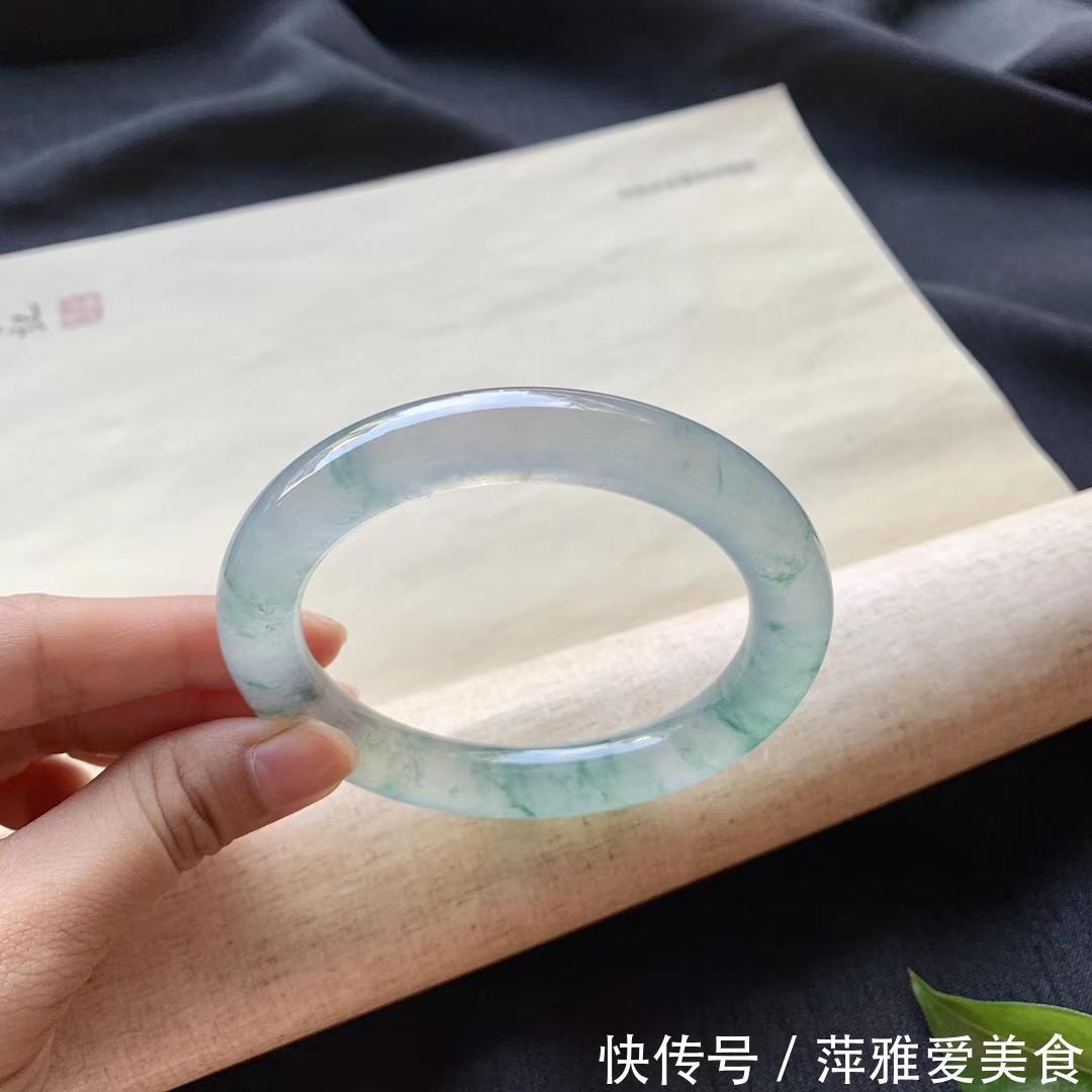 两只手|女性佩戴玉镯应该是佩戴在左手，还是右手？