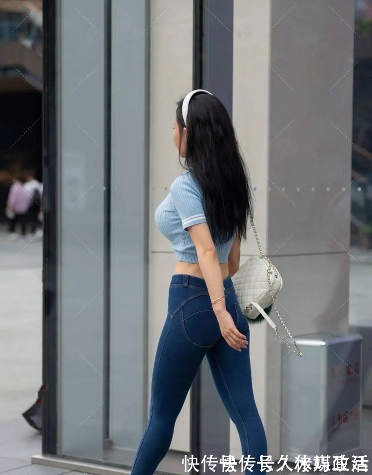 深蓝色|浅蓝色针织T恤、深蓝色牛仔裤,用最简约的衣服,勾勒出了曲线美