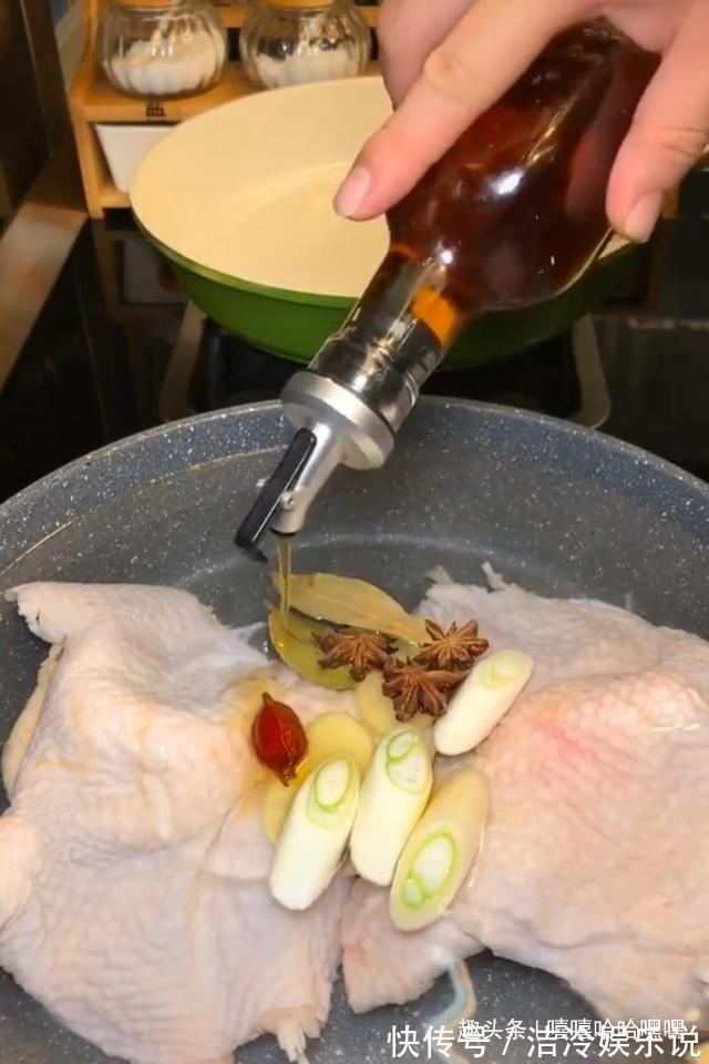 凉拌鸡腿，咸鲜微辣，吃着开胃又下饭，鲜嫩又多汁哟！