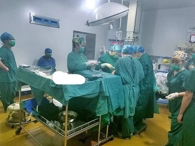 医生|产妇突发羊水栓塞，危急时刻，医生用一根尿管救了她一命