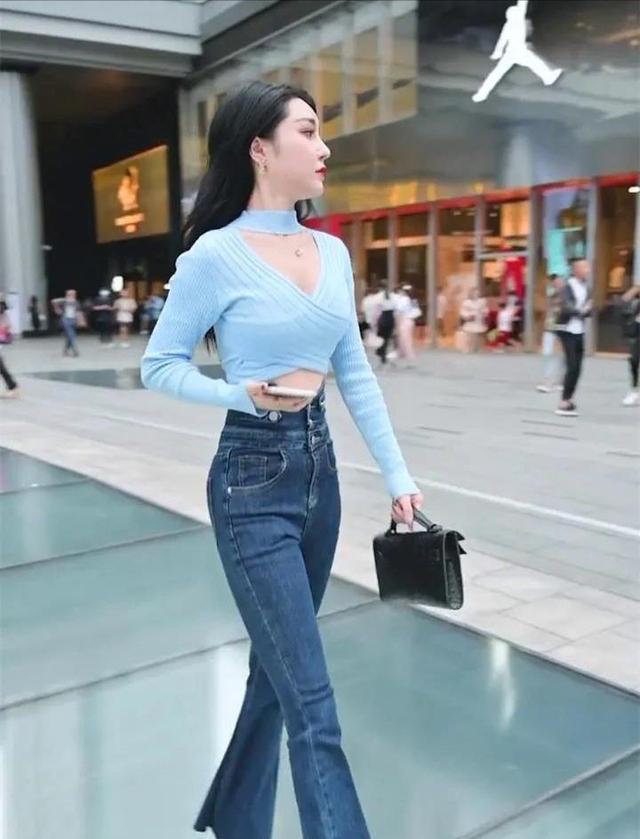 喇叭|时尚：针织衫搭配喇叭牛仔裤，清爽靓丽有格调，时尚大气又高级