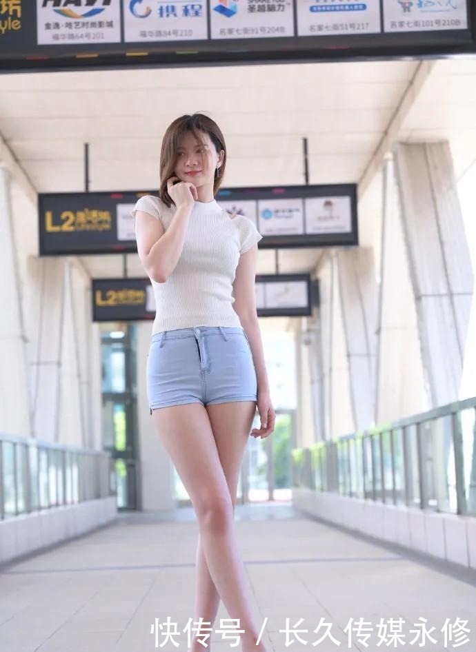 时尚靓丽|怎样穿出凉快又动人的感受?修身上衣加短牛仔裤,时尚靓丽又少女