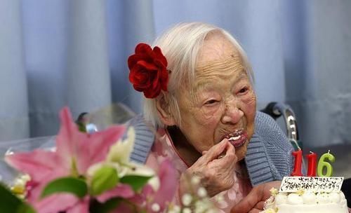 寿命长的女性,5大表现比较突出,若你也有,恭喜了